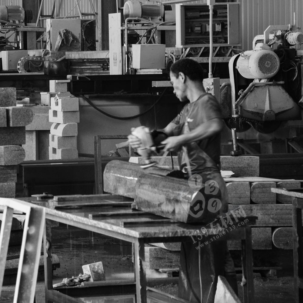 石材廠一線工人工作照