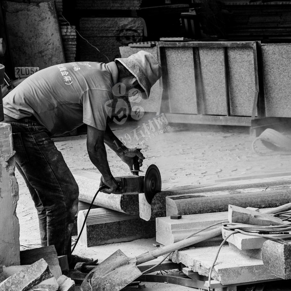 石材廠一線工人工作照