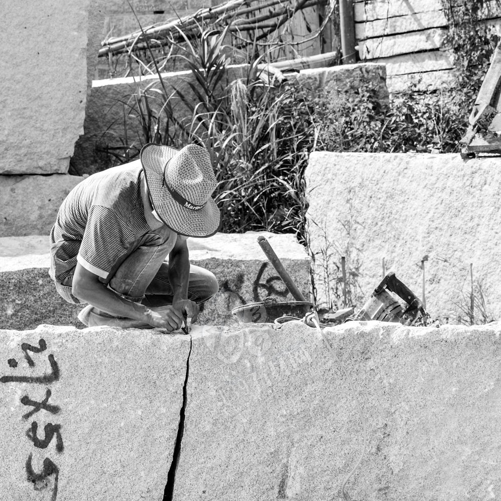 石材廠一線工人工作照