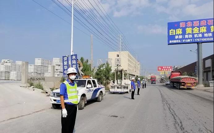 麻城市城管部門對石材工業園開展整治行動