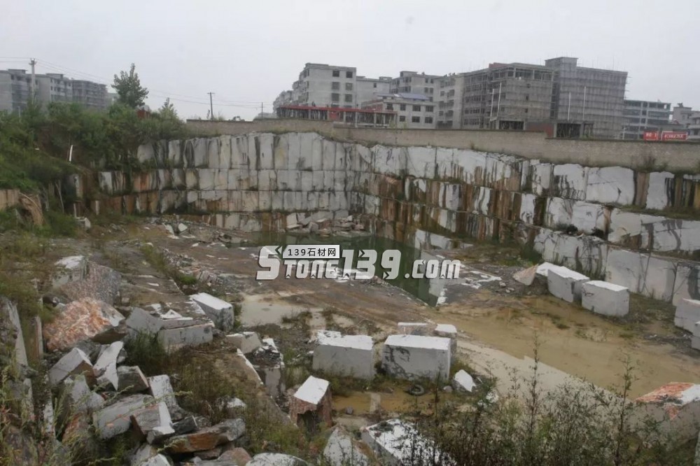 【湖北黃石陽新縣】三男子非法開采大理石被刑拘,挖出15米深坑,比足球場還大
