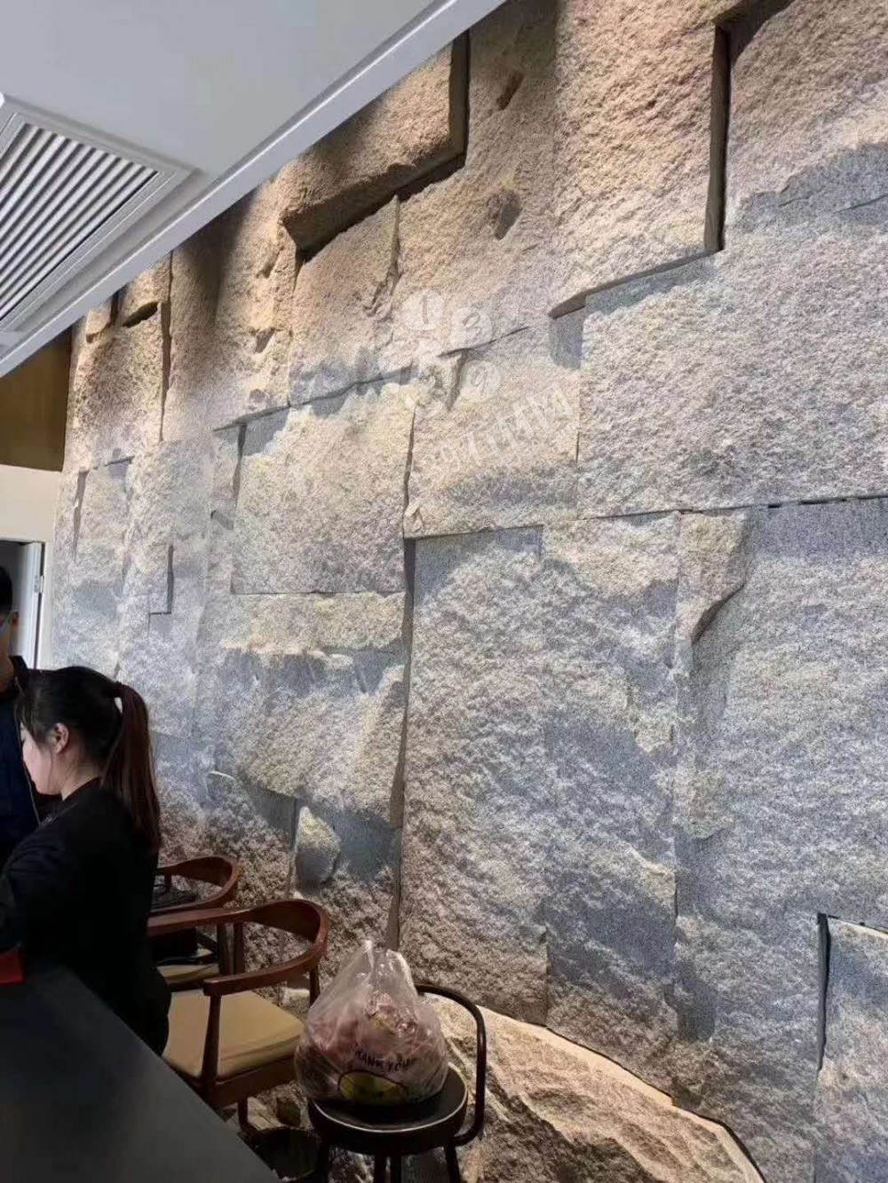 芝麻黑等黑色石材自然面復古背景墻裝飾 中國風的韻味 世界流行