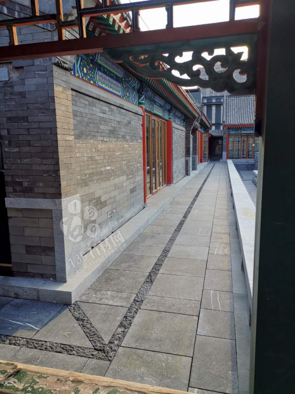 使用青石火燒面、手鑿面、菠蘿面打造的中式復古風庭院