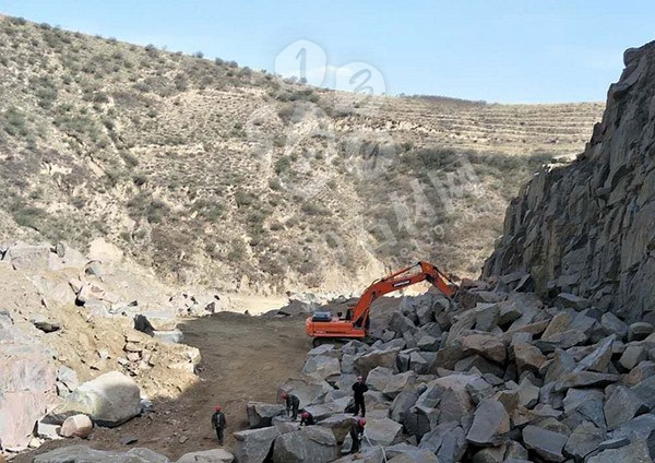 山西興縣紅花崗巖礦山