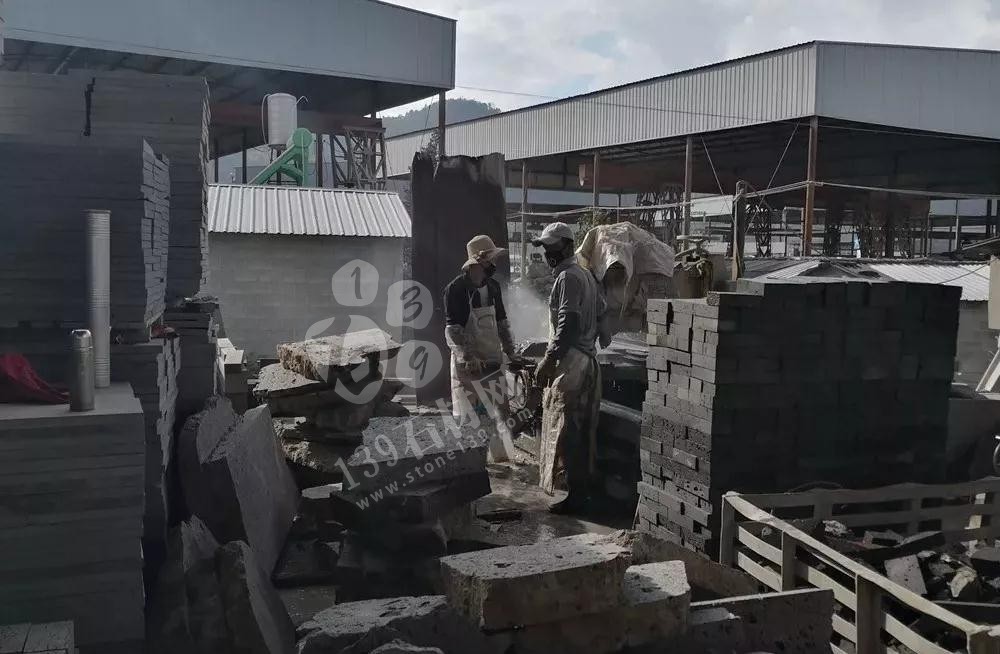 云南騰沖市荷花鎮一石廠因非法聘用外籍工人被罰款20000元