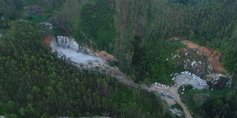 廣東廉江一花崗巖采礦點(diǎn)被認(rèn)定為非法采礦團(tuán)伙且被摧毀