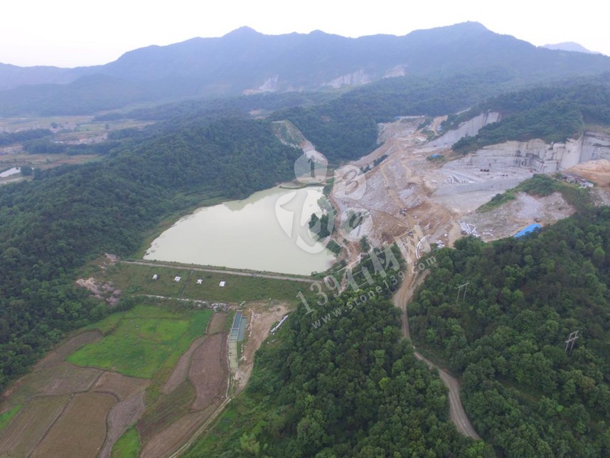 江西都昌縣依法關閉36家違法石材加工小作坊和8家違法開采礦山企業，刑拘5人！