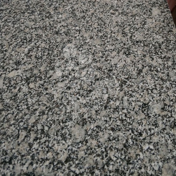 國產(chǎn)小鐵灰石材與進(jìn)口的鐵灰石材對比