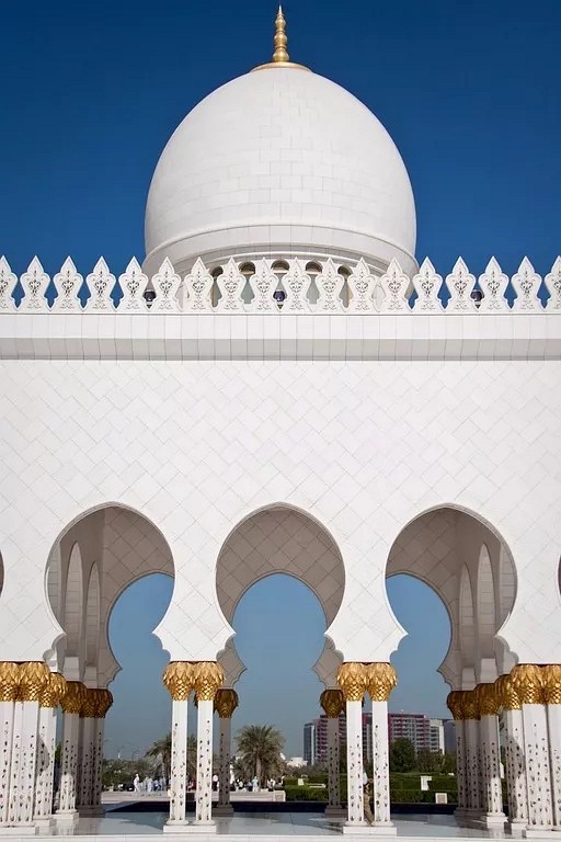 阿聯酋首都阿布扎比大清真寺通體漢白玉包裹,耗費46噸黃金,耗時12年.