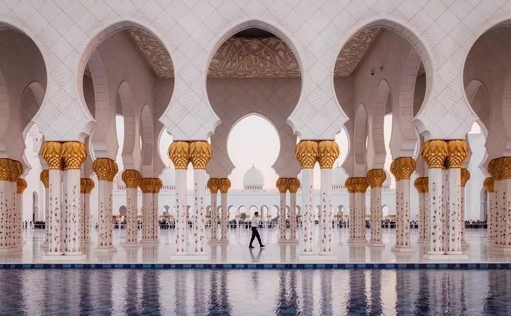 阿聯酋首都阿布扎比大清真寺通體漢白玉包裹,耗費46噸黃金,耗時12年.