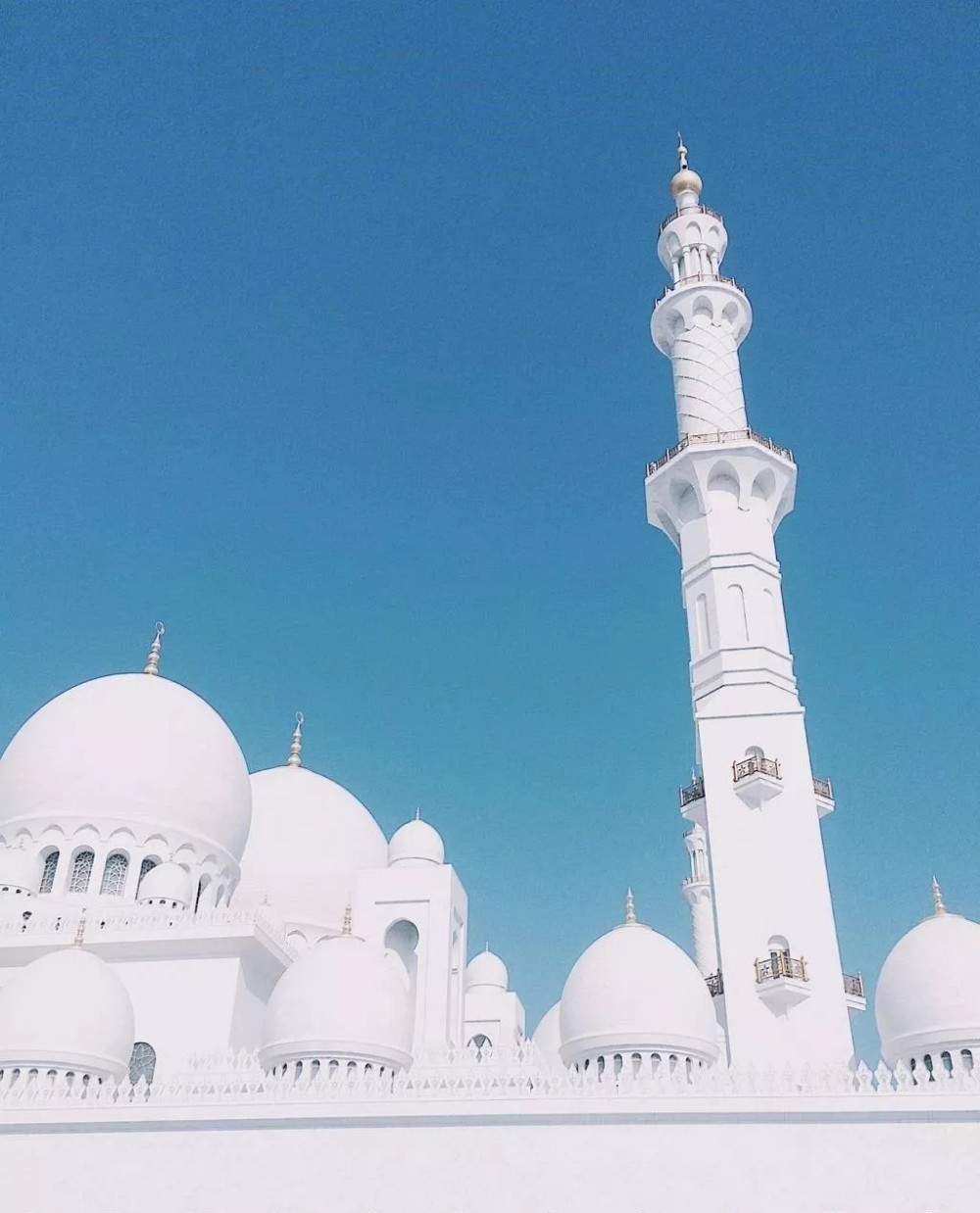 阿聯酋首都阿布扎比大清真寺通體漢白玉包裹,耗費46噸黃金,耗時12年.