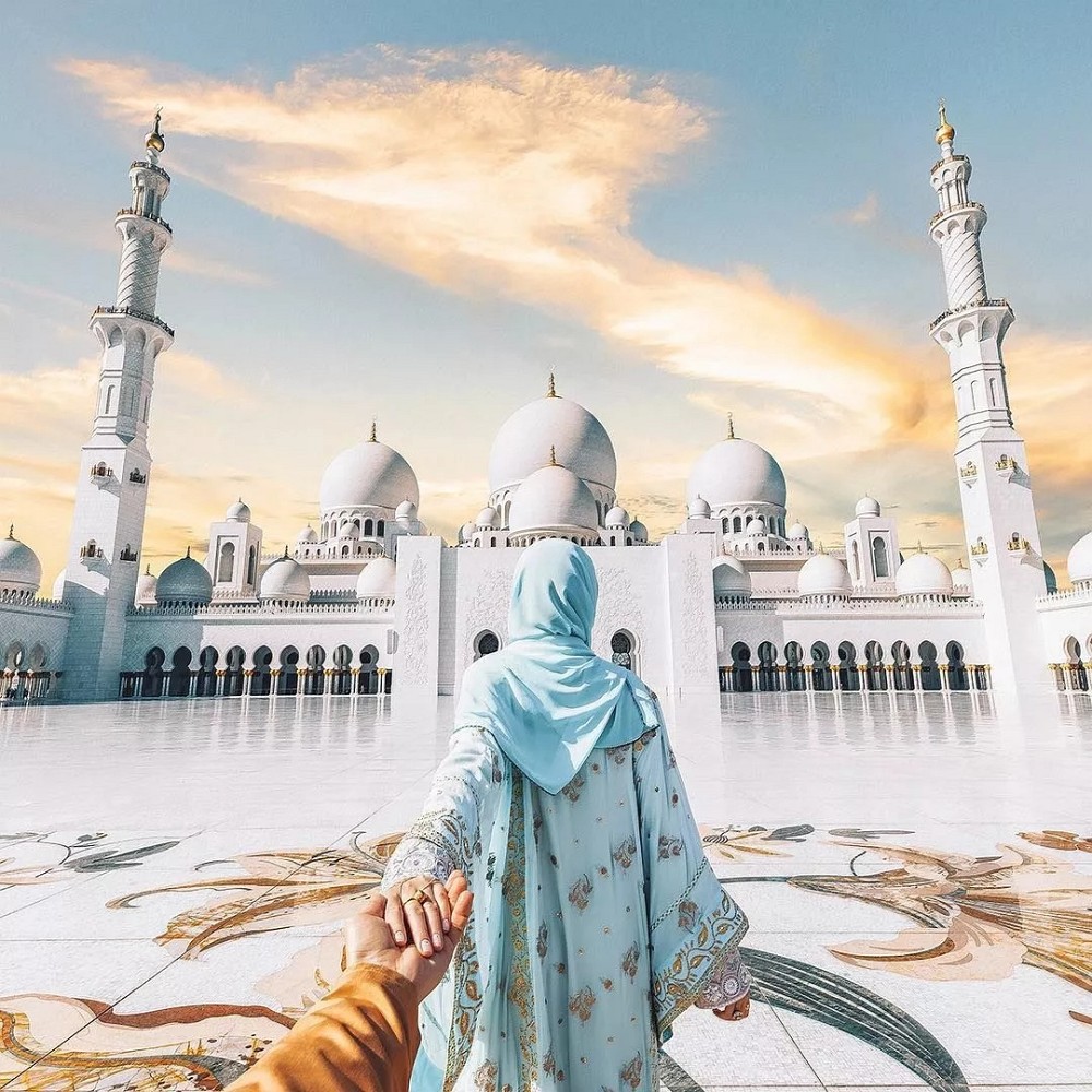 阿聯酋首都阿布扎比大清真寺通體漢白玉包裹,耗費46噸黃金,耗時12年.