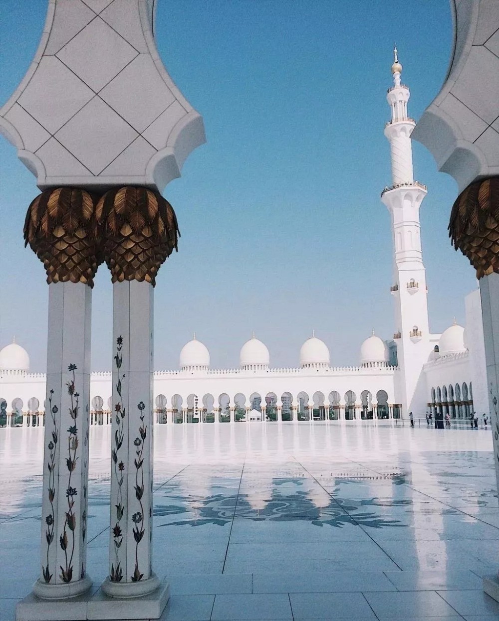 阿聯酋首都阿布扎比大清真寺通體漢白玉包裹,耗費46噸黃金,耗時12年.