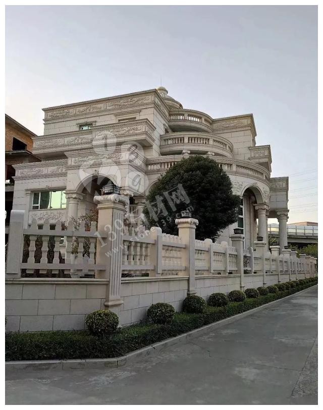 別人家的大門和圍欄讓人羨慕不已,全用大理石,華麗又大氣