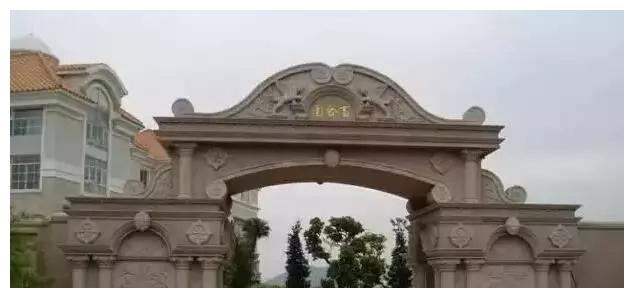 別人家的大門和圍欄讓人羨慕不已,全用大理石,華麗又大氣