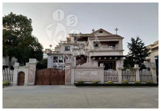 別人家的大門和圍欄讓人羨慕不已,全用大理石,華麗又大氣