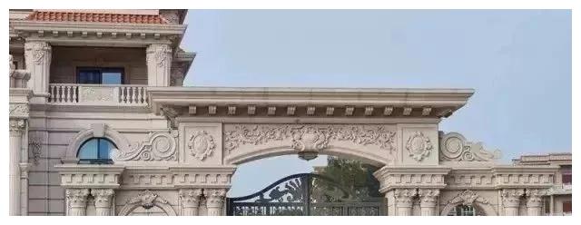 別人家的大門和圍欄讓人羨慕不已,全用大理石,華麗又大氣