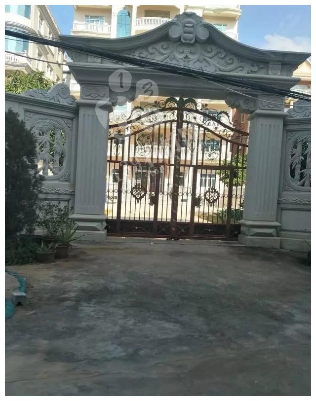 別人家的大門和圍欄讓人羨慕不已,全用大理石,華麗又大氣