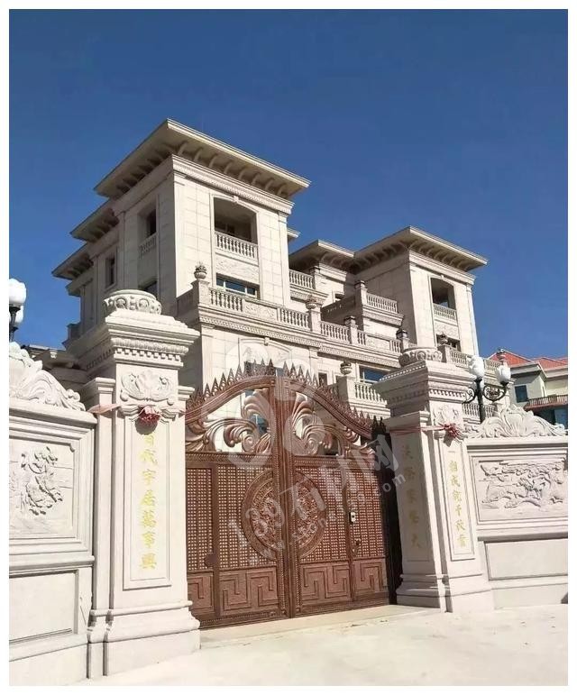 別人家的大門和圍欄讓人羨慕不已,全用大理石,華麗又大氣