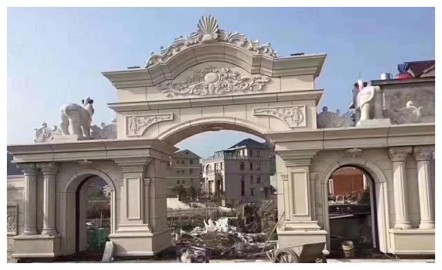 別人家的大門和圍欄讓人羨慕不已,全用大理石,華麗又大氣