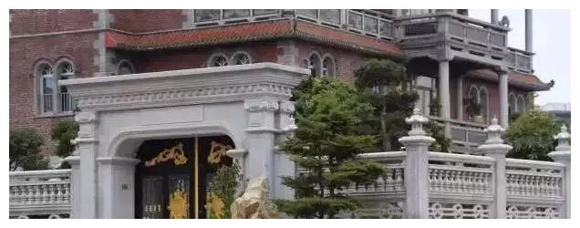 別人家的大門和圍欄讓人羨慕不已,全用大理石,華麗又大氣