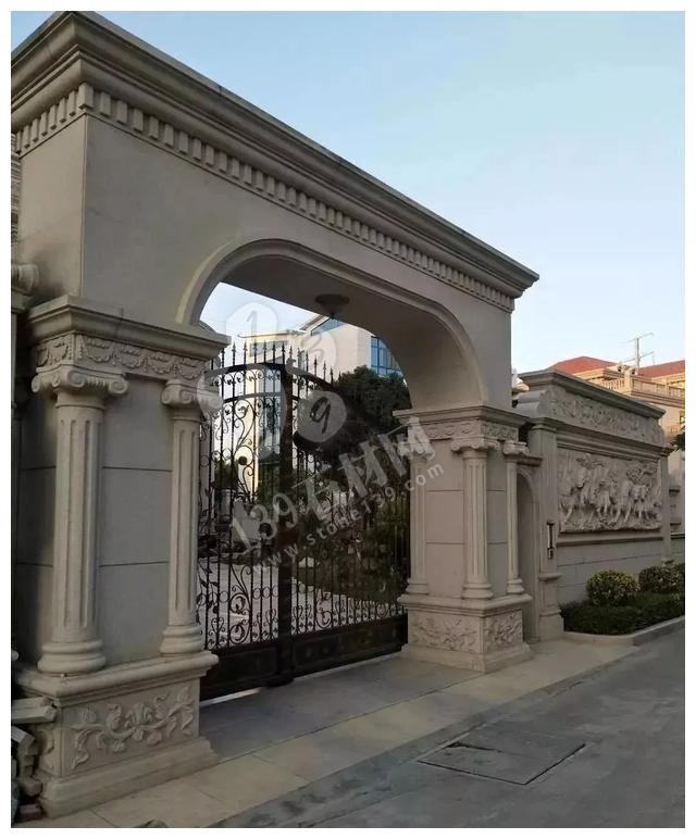 別人家的大門和圍欄讓人羨慕不已,全用大理石,華麗又大氣