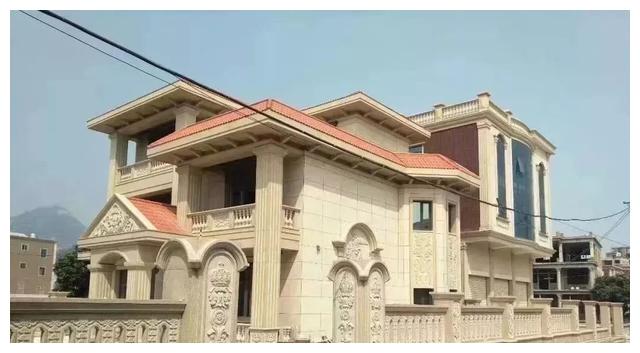 別人家的大門和圍欄讓人羨慕不已,全用大理石,華麗又大氣