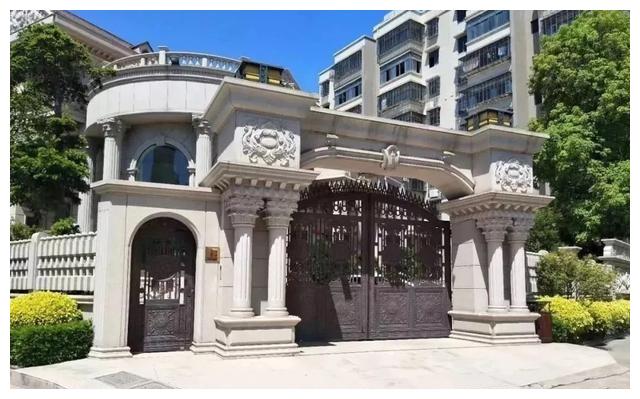 別人家的大門和圍欄讓人羨慕不已,全用大理石,華麗又大氣