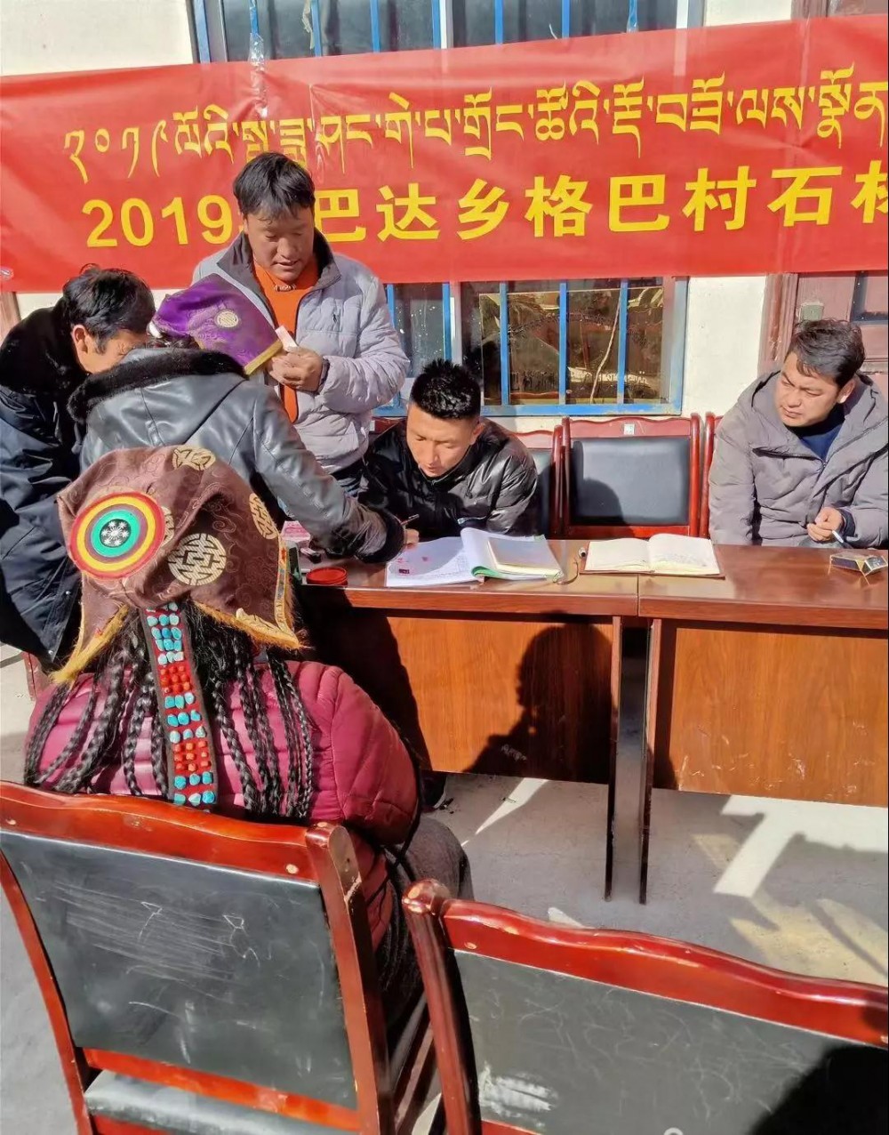 西藏昌都市丁青縣巴達鄉格巴村石材加工廠扶貧25戶,蟲草采挖期間石頭裝車勞務