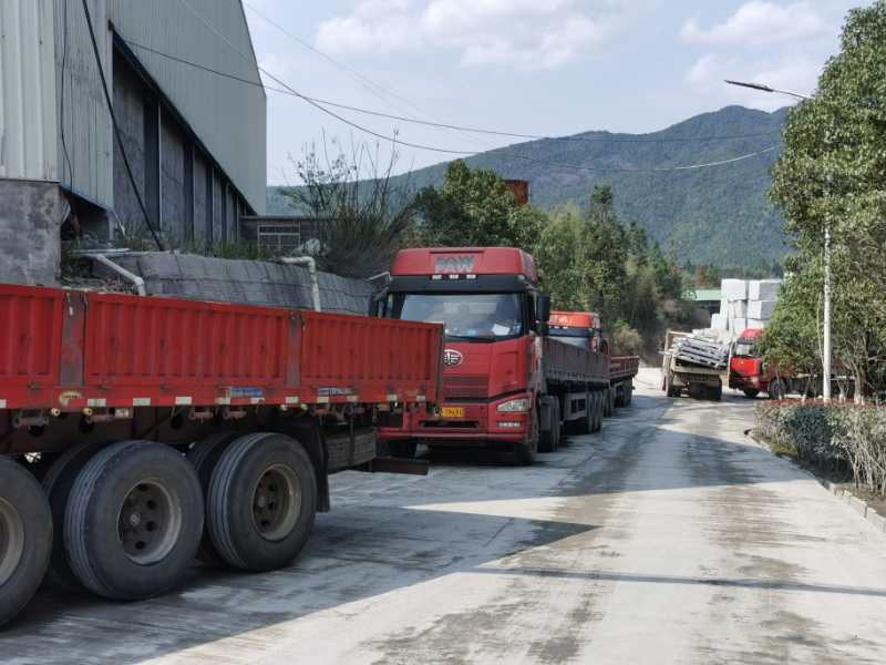 五蓮石材復工裝車頻繁 石材產(chǎn)業(yè)園發(fā)出600余車次,庫存將售罄
