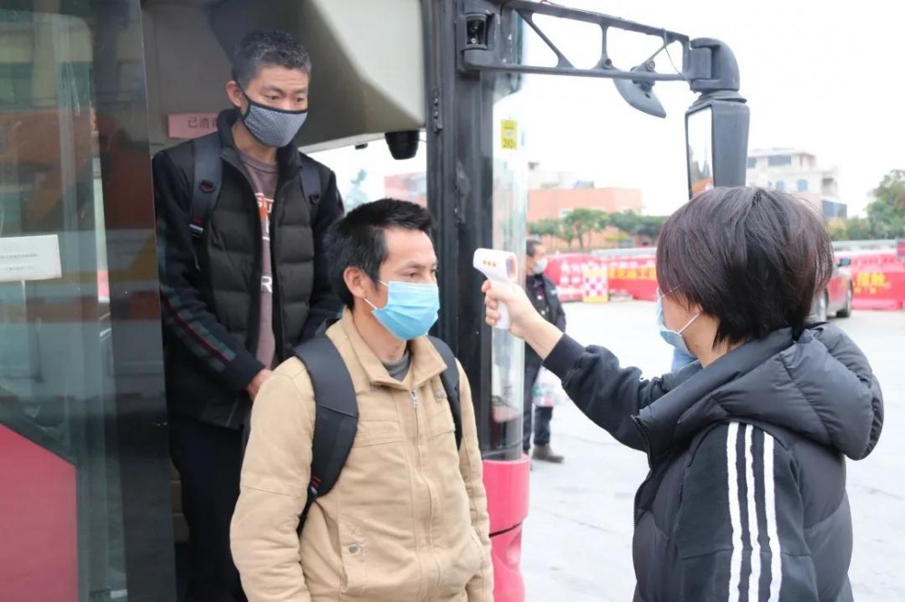 49名省外員工乘政府包車抵達(dá)中國石都福建水頭!