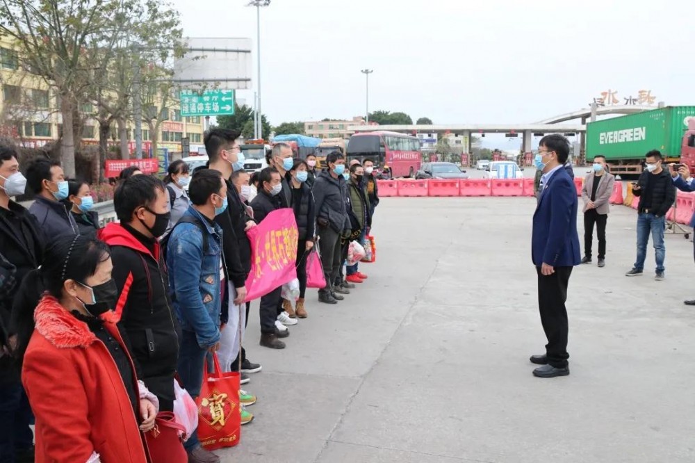 49名省外員工乘政府包車抵達(dá)中國石都福建水頭!