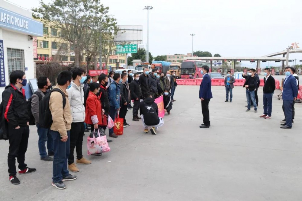 49名省外員工乘政府包車抵達(dá)中國石都福建水頭!