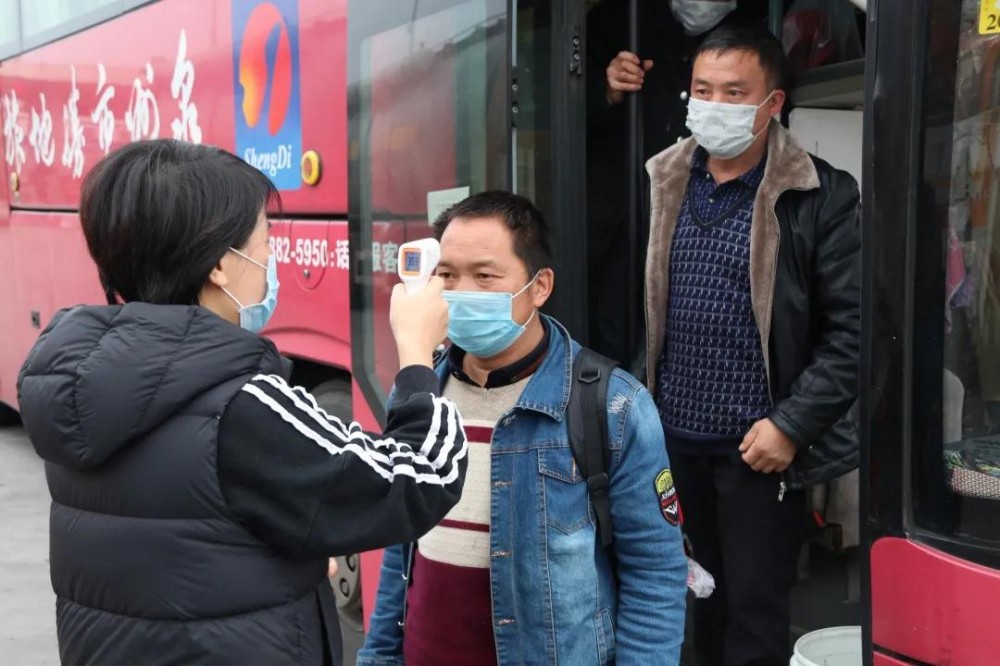 49名省外員工乘政府包車抵達(dá)中國石都福建水頭!