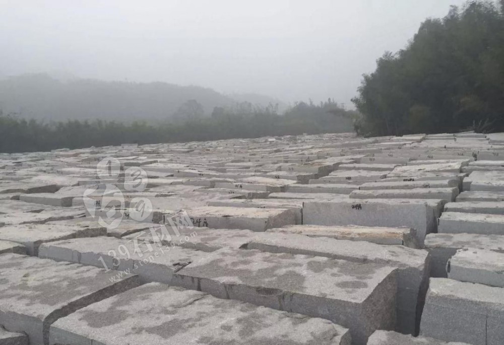 福建龍巖“永定紅”石材礦區熱火朝天,永定紅正常生產!