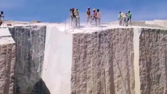 疫情風(fēng)暴下進(jìn)口石材漲價(jià)潮:黑金沙,印度紅等有的荒料飆升600元以上!