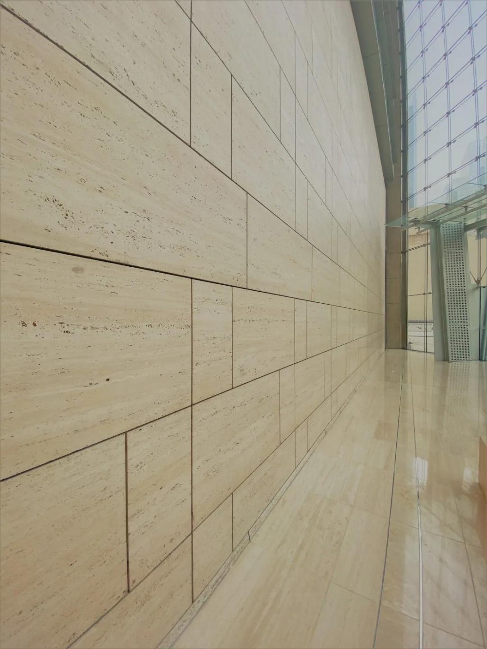 大堂僅掛一種石材(意大利洞石)的墻面內(nèi)裝工程技術(shù) 新保利大廈大堂用意大利進(jìn)口洞石裝飾墻面應(yīng)用