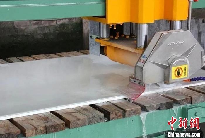 甘肅金塔戈壁(羅馬灰、金絲灰)石材變“金材玉料” 訂單漂洋過海漸增多