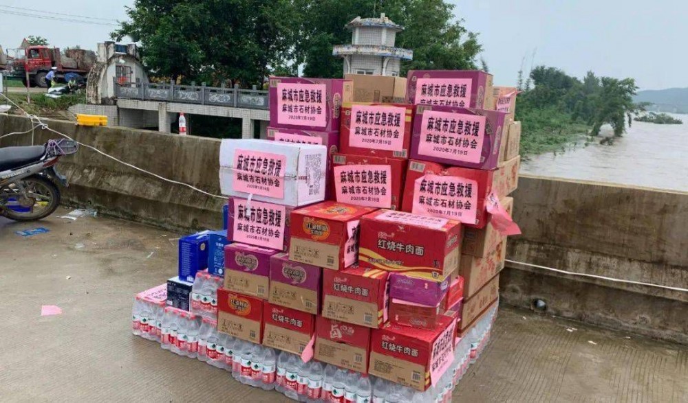 麻城發生重大塌方險情！麻城石材人無償運送5000方石材荒料進行拋石固腳！點贊！