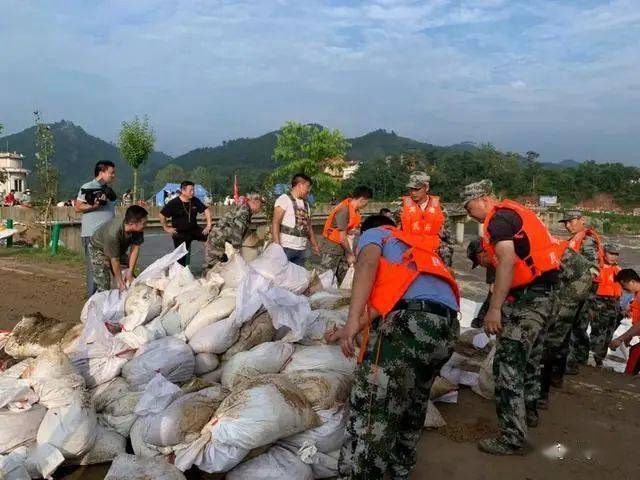 麻城發生重大塌方險情!麻城石材人無償運送5000方石材荒料進行拋石固腳!點贊!