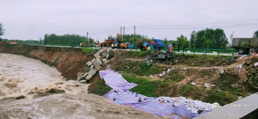 麻城發生重大塌方險情!麻城石材人無償運送5000方石材荒料進行拋石固腳!點贊!