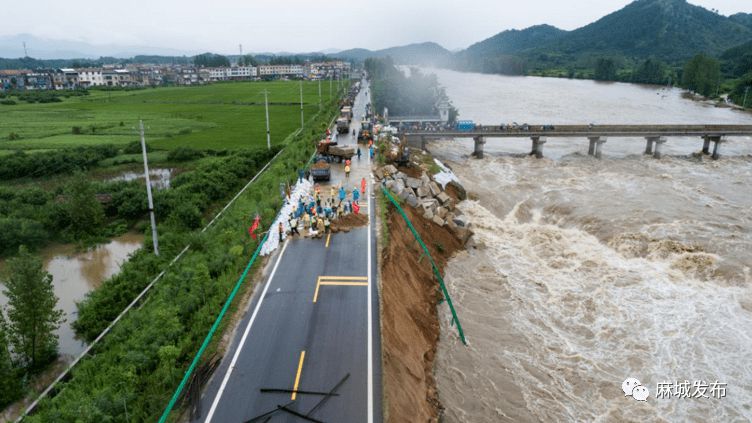 麻城發生重大塌方險情！麻城石材人無償運送5000方石材荒料進行拋石固腳！點贊！