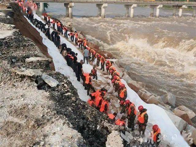 麻城發生重大塌方險情!麻城石材人無償運送5000方石材荒料進行拋石固腳!點贊!