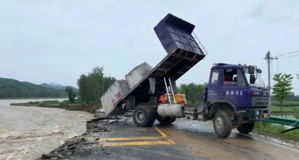 麻城發生重大塌方險情!麻城石材人無償運送5000方石材荒料進行拋石固腳!點贊!
