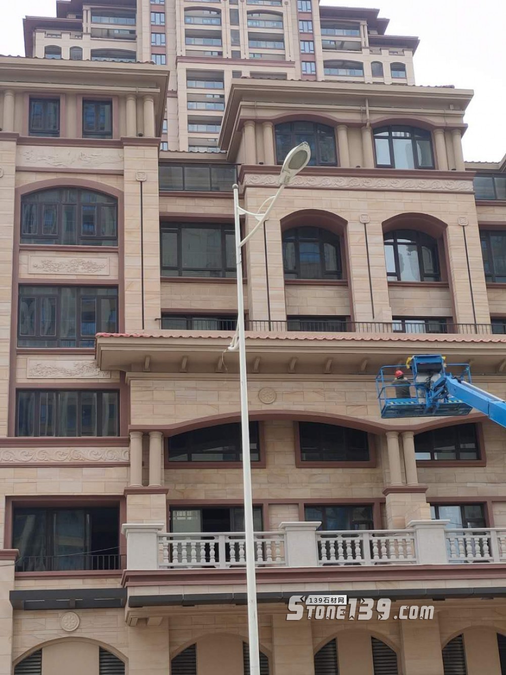 黃沙巖外墻帶浮雕的工程案例(天豪石材cnc加工)欣賞