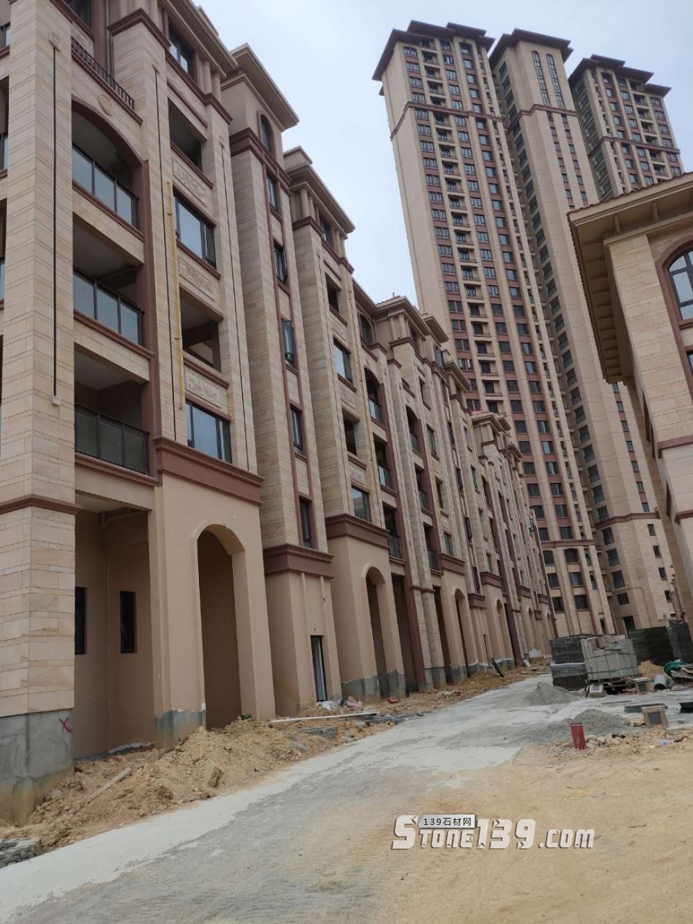 黃沙巖外墻帶浮雕的工程案例(天豪石材cnc加工)欣賞