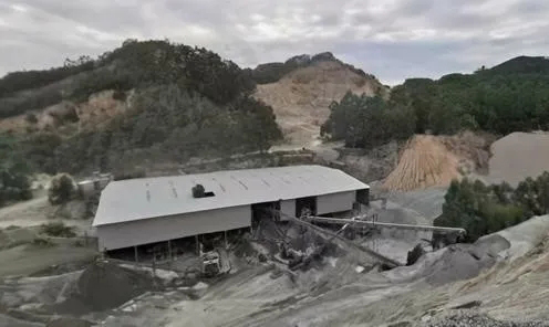 福建泉州磊秀石材涂嶺礦山照證到期本應(yīng)復(fù)墾復(fù)綠,為何仍晝夜釆挖