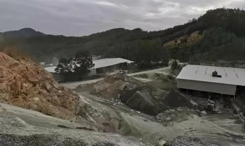 福建泉州磊秀石材涂嶺礦山照證到期本應(yīng)復(fù)墾復(fù)綠,為何仍晝夜釆挖