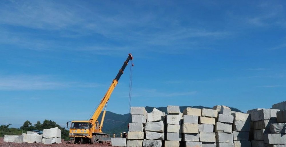 四川宜賓興文縣：以商招商，做強石材產業，附礦山圖片