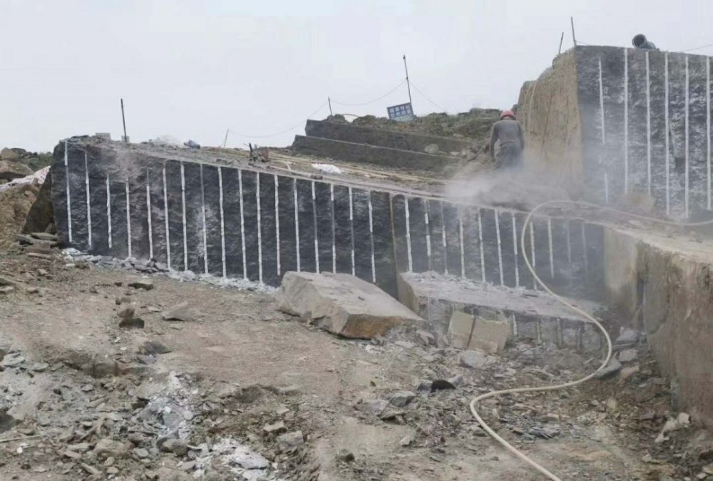 四川宜賓興文縣：以商招商，做強石材產業，附礦山圖片